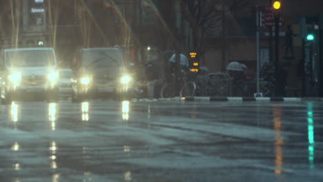 Lluvia-En-Una-Calle-De-La-Ciudad-Por-La-Noche