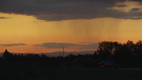 El-Movimiento-De-Los-Coches-En-El-Camino-Rural-Al-Atardecer