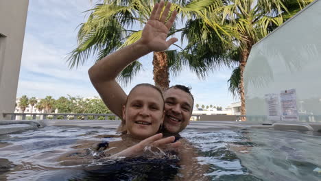 Pareja-Disfrutando-Del-Jacuzzi-De-Verano