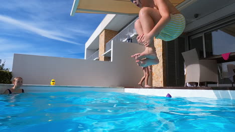 Boy-knee-holding-pool-jump