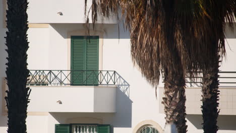 Balkon-Mit-Geschlossenen-Fensterläden