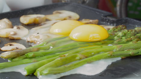 Fried-eggs-with-asparagus-and-mushrooms