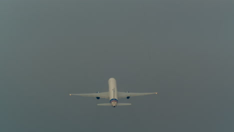 Flugzeug-Am-Bewölkten-Himmel