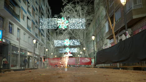 Teenager-Fallas-Zünden-Feuerwerk-An-–-Valencia,-Spanien