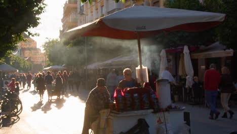 Multitud-En-El-Mercado-Callejero-Iluminado-Por-El-Sol