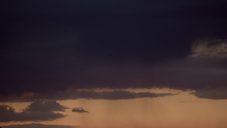 Un-Avión-Vuela-Alto-En-Las-Nubes