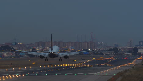 Airplane-landing-in-the-evening