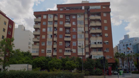 La-Fachada-De-Un-Edificio-De-Ladrillo-Rojo-De-Varios-Pisos