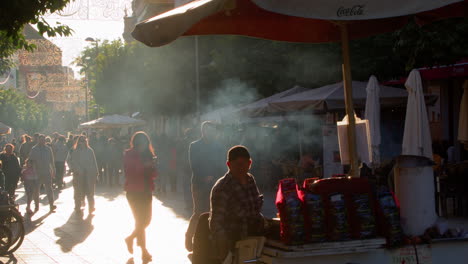 Multitud-En-El-Mercado-Callejero-Iluminado-Por-El-Sol