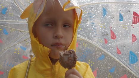 Mädchen-Draußen-Unter-Einem-Regenschirm