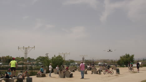 El-Avión-Está-Volando-Al-Aeropuerto