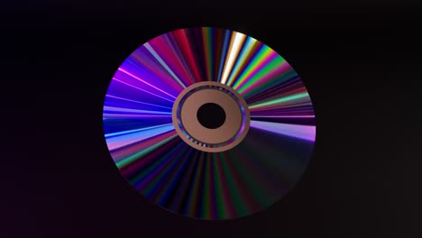 Abstraktes-Konzept-CD-DVD-Disc-Auf-Schwarzem,-Isoliertem-Hintergrund,-Neonblau-lila-Farbe,-Regenbogen-3d