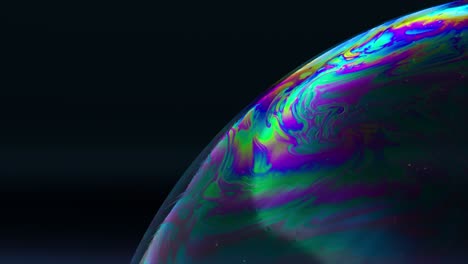 Abstraktes-Konzept:-Eine-Große-Transparente-Blase-Schimmert-In-Regenbogenfarben-Auf-Einem-Dunklen-Weltraumhintergrund