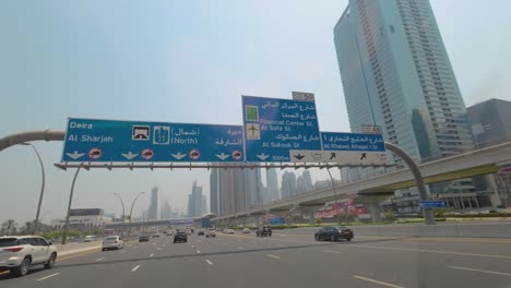 POV-Vom-Autofahren-Zur-Sheikh-Zayed-Road-Entlang-Der-Wolkenkratzer-In-Dubai,-Vereinigte-Arabische-Emirate