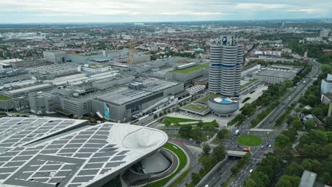 Hoch-über-Der-Skyline-Der-Stadt-Thront-Das-Unternehmensgebäude-Des-Automobilherstellers-BMW