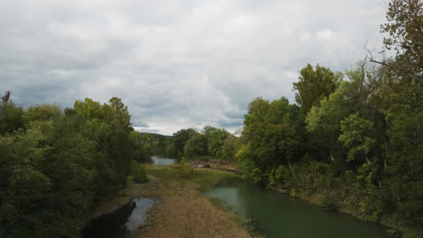 Fluss-Zwischen-Grünen,-üppigen-Wäldern-In-Durham,-Arkansas,-USA---Rückzug-Aus-Der-Luft