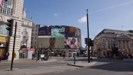 Massive-LED-Screen-With-Advertisements-At-Piccadilly-Circus-In-London,-UK