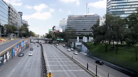 Toma-En-Cámara-Lenta-Del-Tráfico-En-La-Avenida-Ciudad-De-México