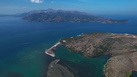 Isla-De-Corfú-Vista-Desde-La-Costa-De-Albania,-Acariciada-Por-Las-Azules-Aguas-Del-Mar-Jónico