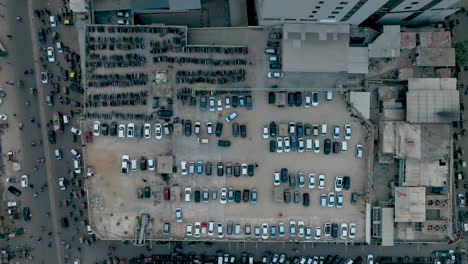 Aerial-Birds-Eye-View-Of-Rooftop-Car-Park-At-Gul-Plaza-Market-In-Saddar,-Karachi
