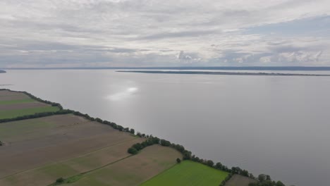 Tranquil-Lake-And-Fields-Near-Brahehus-Ruins-Near-Vättern,-Sweden
