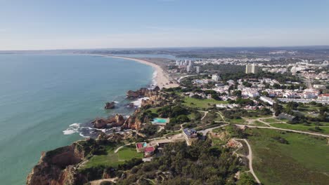 Malerische-Luftaufnahme-Der-Küste-Von-Portimao-Mit-Dem-Strand-Von-Torralta-Im-Hintergrund-An-Einem-Sonnigen-Tag