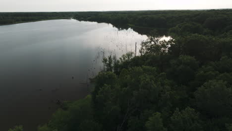 Imágenes-Mágicas-De-Drones-De-Un-Lago-Misterioso