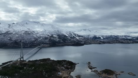 Vista-Del-Paisaje-Del-Puente-Nevado-Del-Puente-Halogaland-Suspendido-Por-Cables-En-Narvik,-Noruega,-Aéreo