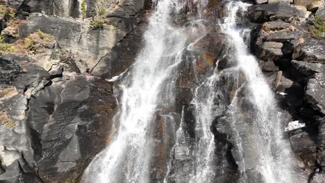Wasserfall-In-Den-Bergen.-Natur-Im-Freien-In-Norwegen