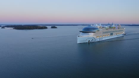 El-Crucero-Más-Grande-Del-Mundo,-Icono-De-Los-Mares,-Durante-Las-Segundas-Pruebas-En-El-Mar-En-El-Archipiélago-Finlandés-Al-Amanecer.