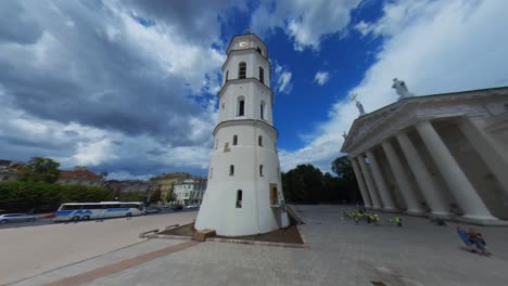 Extreme-Weitwinkel-Zeitlupenaufnahme-Des-Glockenturms-Der-Kathedrale-Von-Vilnius