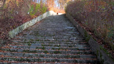 Drone-Volando-Hacia-Arriba-En-Las-Escaleras-De-La-Muerte-En-El-Memorial-De-Mauthausen-En-La-Alta-Austria,-Austria