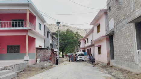 POV-Aufnahme-Beim-Gehen-Durch-Eine-Straße,-Die-Nach-Mata-Mandir-In-Hingol,-Belutschistan-Führt,-An-Einem-Bewölkten-Tag