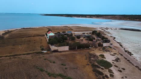 Un-Parque-En-Mahdia-Junto-Al-Lago-Salado-Rodeado-De-Vegetación-En-Un-Día-Soleado