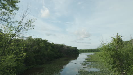 Hubler-Lake-Landscape-During-Daytime-In-Summer-In-Missouri,-USA