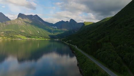 Vista-Idílica,-Naturaleza-En-Un-Hermoso-Día-De-Verano-En-El-Valle-De-Romsdalen,-Noruega