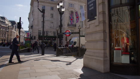 Acceso-A-La-Estación-De-Metro-De-Piccadilly-Circus-En-Londres,-Reino-Unido.