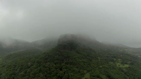 La-Cámara-Del-Dron-Va-Hacia-La-Parte-Superior-Donde-Muchas-Casas,-Colinas-Y-Montañas-Son-Visibles-Desde-El-ángulo-Superior