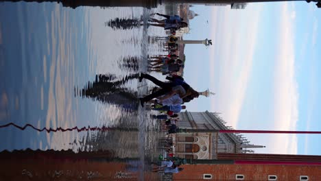 Touristen-Auf-Der-überfluteten-Piazza-San-Marco-Während-Aqua-Alta