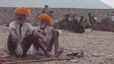 Hombres-Indios-Locales-Con-Trajes-Tradicionales-Con-Sus-Camellos.