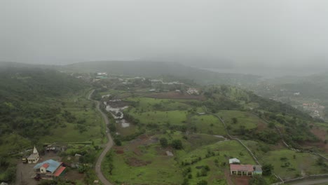 La-Cámara-Del-Dron-Se-Mueve-Hacia-Un-Lado-Rodeada-De-Casas-Bajas-Y-Un-Gran-Jardín