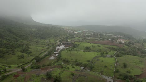 La-Cámara-Del-Dron-Se-Mueve-Hacia-Un-Lado,-Donde-Se-Ven-Muchas-Casas-A-Lo-Lejos