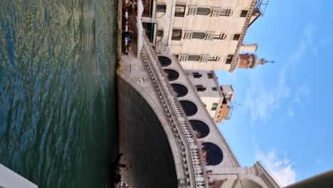 Hiperlapso-Vertical-Desde-Barco-Vaporetto-Navegando-Por-El-Gran-Canal-De-Venecia