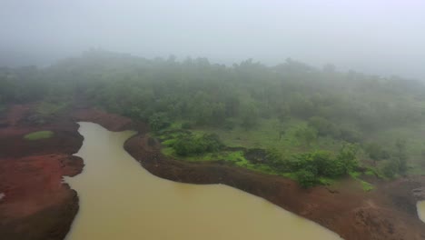 Die-Drohne-Bewegt-Sich-Von-Vorne-Nach-Hinten,-Wo-Ein-Großer-Fluss-Sichtbar-Ist