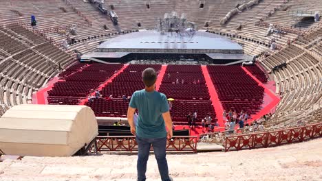 Joven-Contemplando-Arena-Di-Verona-Listo-Para-El-Concierto-De-ópera