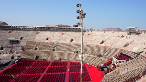 Arena-Di-Verona,-Antiguo-Anfiteatro-Romano-Con-Turistas-Y-Escenario-Para-Conciertos-De-ópera,-Italia