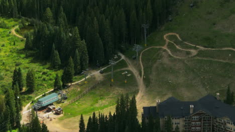 Verano-Piedra-Angular-Breckenridge-Colorado-Vail-Resort-Pase-épico-Zoom-Esquí-Snowboard-Bicicleta-Ciclismo-Motorista-Góndola-Carreras-Aérea-Cinematográfico-Drone-Gran-Altitud-Cerrar-Lentamente-Círculo-Movimiento-A-La-Izquierda