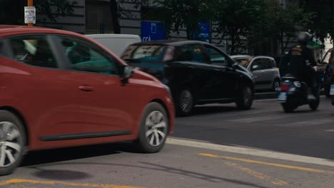 Stadtverkehr-In-Neapel,-Motorroller-Im-Verkehr,-Italien