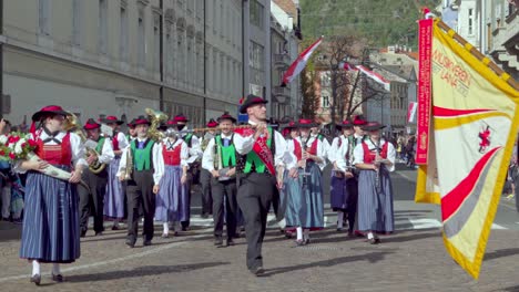 La-Sociedad-De-Música-Lana-Marching-Band-En-El-Festival-Anual-De-La-Uva-En-Meran---Merano,-Tirol-Del-Sur,-Italia