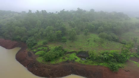 La-Cámara-Del-Dron-Avanza-Donde-Todo-Se-Ve-Hermoso,-Hermoso-Lugar-Turístico.